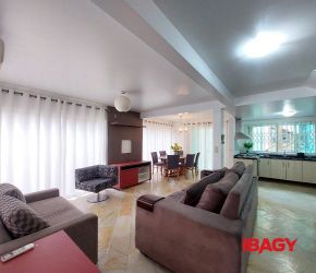 Casa no Bairro Campeche em Florianópolis com 5 Dormitórios (1 suíte) e 270 m² - 123276