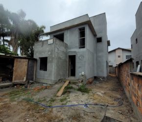 Casa no Bairro Campeche em Florianópolis com 4 Dormitórios (1 suíte) - 470023