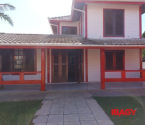 Casa no Bairro Campeche em Florianópolis com 3 Dormitórios (1 suíte) - 123686
