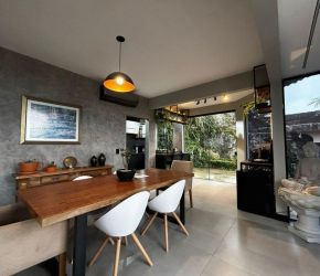 Casa no Bairro Centro em Florianópolis com 2 Dormitórios (1 suíte) - 483525