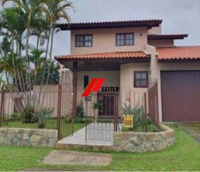 Casa no Bairro Córrego Grande em Florianópolis com 5 Dormitórios (1 suíte) e 297.41 m² - CA00414V