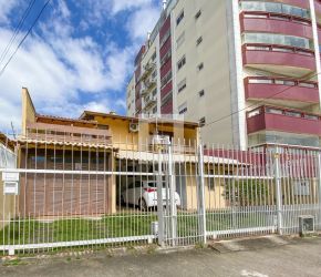 Casa no Bairro Estreito em Florianópolis com 3 Dormitórios (1 suíte) e 215 m² - 3547