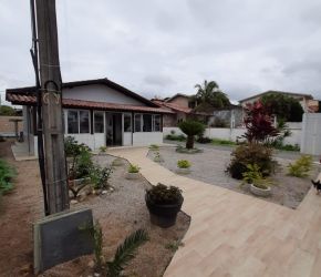 Casa no Bairro Ingleses em Florianópolis com 3 Dormitórios (1 suíte) e 225 m² - 185
