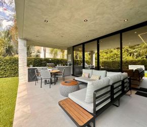 Casa no Bairro Jurerê Internacional em Florianópolis com 4 Dormitórios (4 suítes) e 564 m² - CA0290