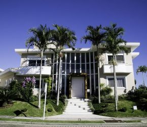 Casa no Bairro Jurerê Internacional em Florianópolis com 4 Dormitórios (4 suítes) e 436 m² - CA0095