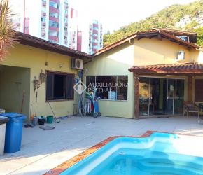 Casa no Bairro Saco Grande I em Florianópolis com 4 Dormitórios (1 suíte) - 461237