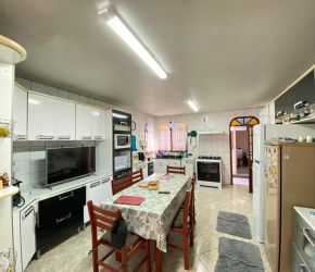 Casa no Bairro Tapera da Base em Florianópolis com 4 Dormitórios - C190