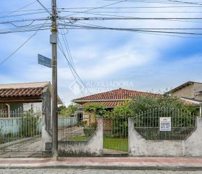 Casa no Bairro Tapera da Base em Florianópolis com 3 Dormitórios - 468461