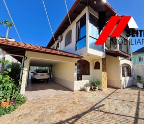 Casa no Bairro Trindade em Florianópolis com 4 Dormitórios (1 suíte) e 200 m² - CA00192V