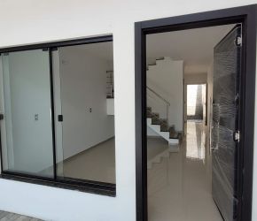 Casa no Bairro Margem Esquerda em Gaspar com 2 Dormitórios e 93 m² - 0074