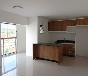 Apartamento no Bairro Glória em Joinville com 2 Dormitórios (1 suíte) e 67 m² - LA17