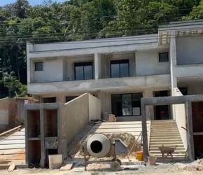 Casa no Bairro Anita Garibaldi em Joinville com 3 Dormitórios (1 suíte) e 141 m² - 2835