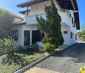 Casa no Bairro Anita Garibaldi em Joinville com 4 Dormitórios (1 suíte) e 300 m² - BU54228V