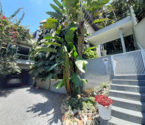 Casa no Bairro Anita Garibaldi em Joinville com 3 Dormitórios - KR272