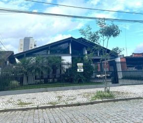 Casa no Bairro Anita Garibaldi em Joinville com 3 Dormitórios (1 suíte) e 305 m² - LR05