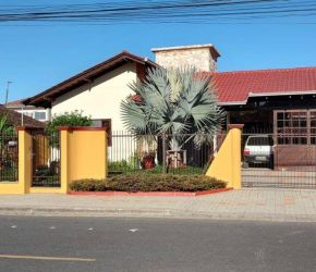 Casa no Bairro Aventureiro em Joinville com 3 Dormitórios (1 suíte) e 280 m² - CA0518