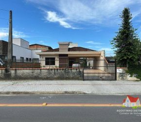 Casa no Bairro Aventureiro em Joinville com 3 Dormitórios (1 suíte) e 134 m² - CA0535