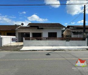 Casa no Bairro Aventureiro em Joinville com 3 Dormitórios (1 suíte) e 176 m² - CA0378