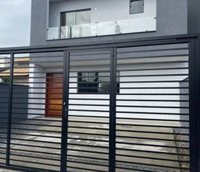 Casa no Bairro Aventureiro em Joinville com 3 Dormitórios (1 suíte) e 85 m² - SR035