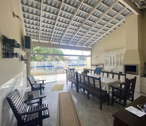 Casa no Bairro Aventureiro em Joinville com 2 Dormitórios e 140 m² - KR205