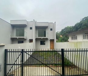Casa no Bairro Boa Vista em Joinville com 3 Dormitórios (1 suíte) e 82 m² - KR666