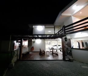Casa no Bairro Boa Vista em Joinville com 4 Dormitórios (1 suíte) - KR365