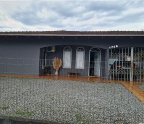 Casa no Bairro Bom Retiro em Joinville com 4 Dormitórios (1 suíte) - 624
