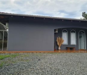 Casa no Bairro Bom Retiro em Joinville com 4 Dormitórios (1 suíte) - 624