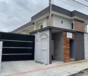 Casa no Bairro Bom Retiro em Joinville com 3 Dormitórios (3 suítes) - LG9055