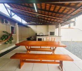 Casa no Bairro Bom Retiro em Joinville com 3 Dormitórios (1 suíte) - LG2225