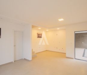 Casa no Bairro Bom Retiro em Joinville com 3 Dormitórios (1 suíte) - 27087N