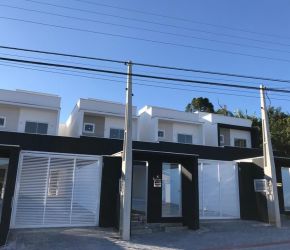 Casa no Bairro Bom Retiro em Joinville com 3 Dormitórios (1 suíte) - SR110