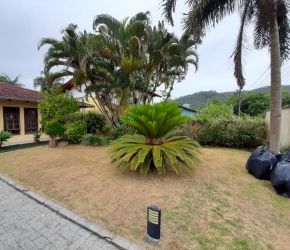 Casa no Bairro Bom Retiro em Joinville com 3 Dormitórios (1 suíte) - KR121