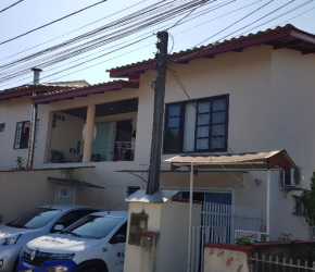 Casa no Bairro Bucarein em Joinville com 4 Dormitórios (1 suíte) - KR650