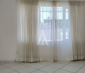 Casa no Bairro Bucarein em Joinville com 3 Dormitórios (1 suíte) - 23561N