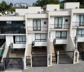 Casa no Bairro Costa e Silva em Joinville com 2 Dormitórios (2 suítes) - KR258