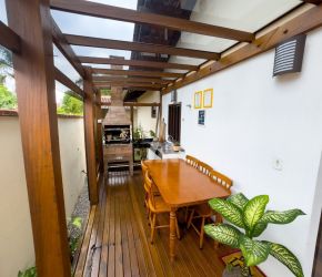 Casa no Bairro Costa e Silva em Joinville com 3 Dormitórios - 26036N