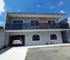 Casa no Bairro Fátima em Joinville com 3 Dormitórios (1 suíte) - KR379