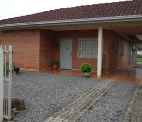 Casa no Bairro Fátima em Joinville com 3 Dormitórios (1 suíte) e 157 m² - SR075