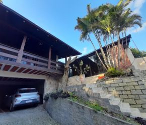 Casa no Bairro Floresta em Joinville com 3 Dormitórios (3 suítes) - KR158