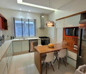 Casa no Bairro Floresta em Joinville com 3 Dormitórios (3 suítes) - BU54120V