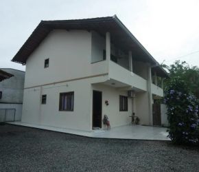 Casa no Bairro Glória em Joinville com 3 Dormitórios (1 suíte) e 102 m² - LG1623