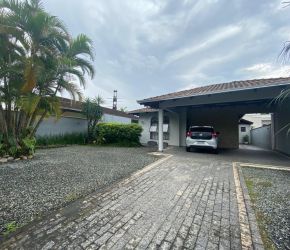 Casa no Bairro Glória em Joinville com 3 Dormitórios (1 suíte) - KR683