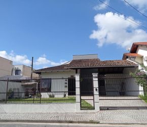 Casa no Bairro Glória em Joinville com 4 Dormitórios (1 suíte) e 216 m² - KR473
