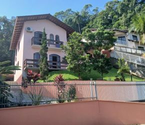 Casa no Bairro Glória em Joinville com 4 Dormitórios (1 suíte) - KR468