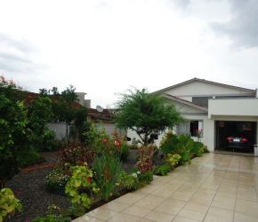 Casa no Bairro Guanabara em Joinville com 3 Dormitórios (1 suíte) e 150 m² - SR120