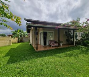 Casa no Bairro Guanabara em Joinville com 3 Dormitórios (1 suíte) - LG2201