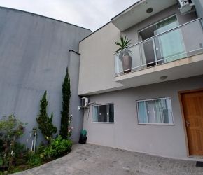 Casa no Bairro Guanabara em Joinville com 3 Dormitórios (3 suítes) - KR474