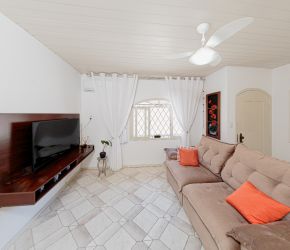 Casa no Bairro Guanabara em Joinville com 3 Dormitórios (1 suíte) - DI138