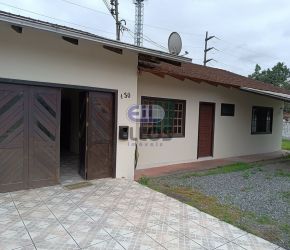 Casa no Bairro Iririú em Joinville com 3 Dormitórios (1 suíte) e 110 m² - 00533001